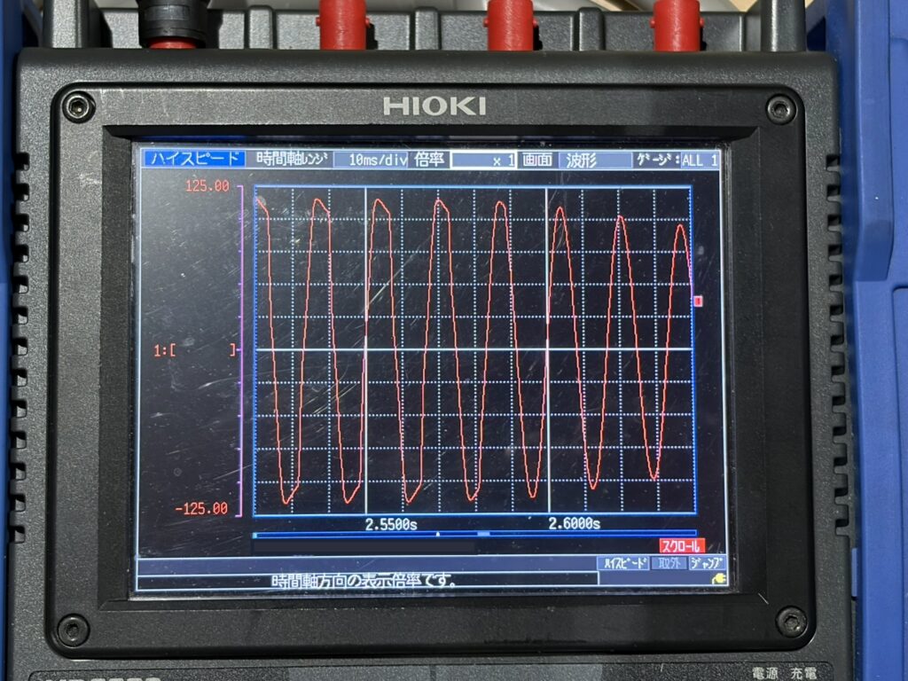 エヌエフ回路のRX47022から40Aを出力し、電流トランスで80Aを流した際の電流波形。日置電機(HIOKI)のメモリハイコーダ MR8875(MR8880)で測定し波形歪みを確認している様子。