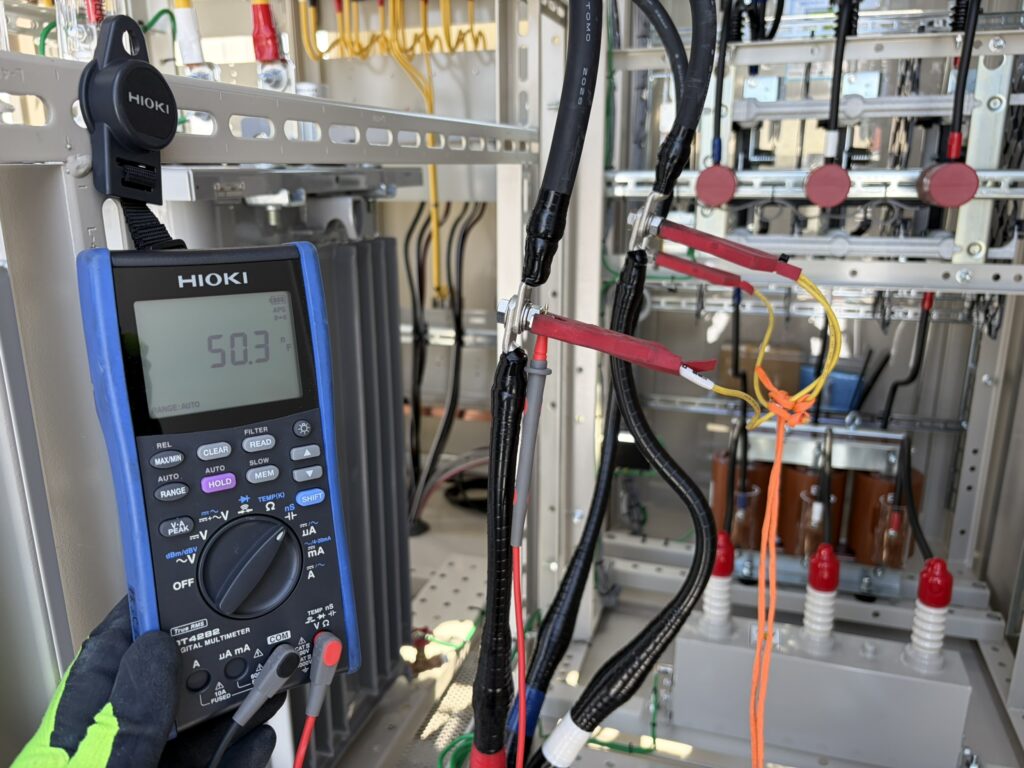 絶縁耐力試験前の充電電流測定の為の静電容量測定 HIOKIデジマル使用