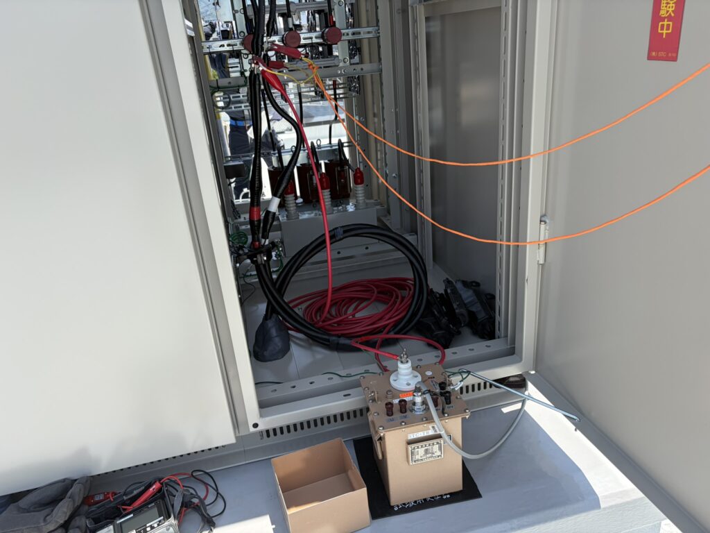 双興電機 リーケージトランス L-11K25で絶縁耐力試験 三相短絡線を取付